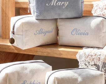 Pochette per cosmetici ricamata a nido d'ape, con nome personalizzato, regalo per damigella d'onore.