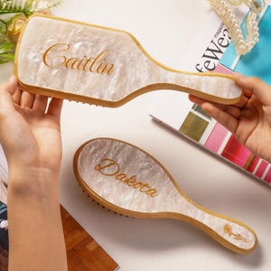 Anpassad namnkam, personlig graverad hårborste, brudtärnepresent, kam med födelseblomma, fyrkantig eller rund kam, bröllopspresent, present till henne