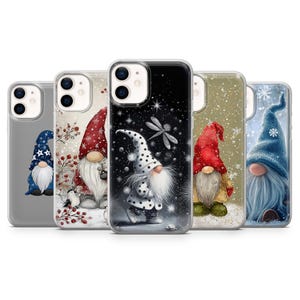 Peut inclure: Cinq coques de téléphone avec des motifs de gnomes. Chaque coque présente un gnome différent avec une longue barbe blanche et un chapeau pointu, sur des fonds d'hiver avec des flocons de neige et des étoiles.