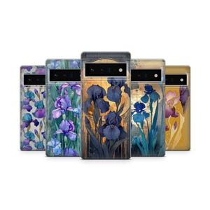 Può includere: Cinque custodie per telefono con disegni floreali, principalmente iris nei toni del blu, viola e giallo. I design variano, alcuni con sfondi dorati ed effetti acquerello. Le custodie sono per un modello di telefono specifico.