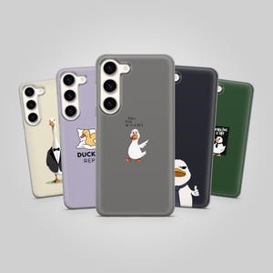 Op de afbeelding: Een verzameling telefoonhoesjes met eendenontwerpen. De hoesjes hebben verschillende kleuren en illustraties, waaronder een eend in een smoking, een slapende eend en een eend met de tekst "Don't Duck With Me."