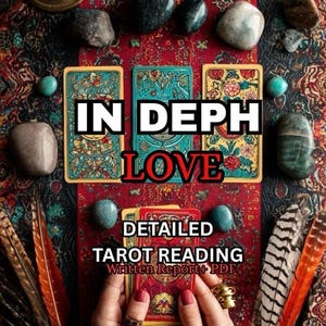 Puede incluir: Una lectura de tarot detallada con las palabras "IN DEPH LOVE" y "DETAILED TAROT READING Written Report+ PDF" en las cartas. La imagen incluye plumas coloridas, piedras y manos sosteniendo cartas de tarot.