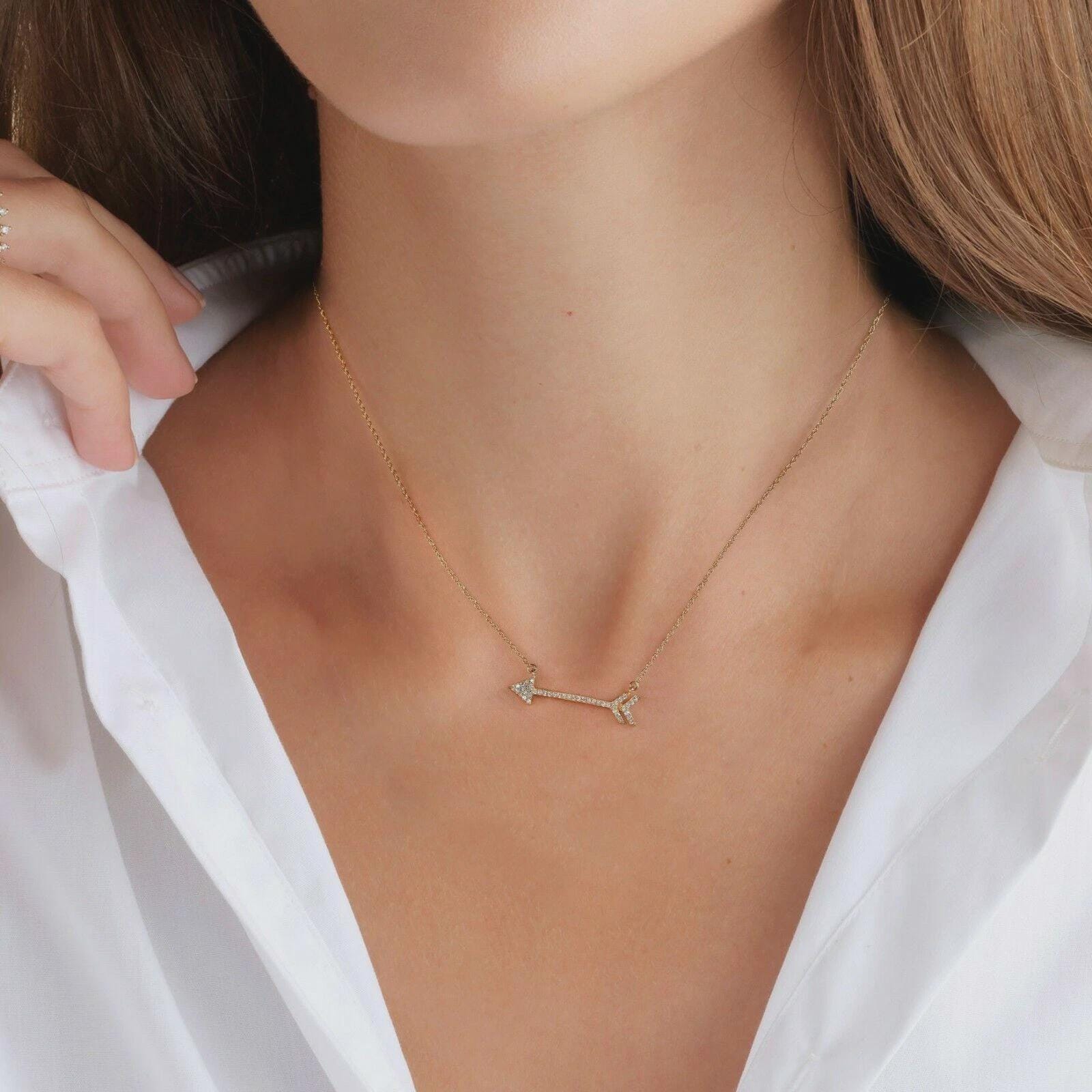 1カラット ラウンド VVS1 ダイヤモンド アローシェイプ ペンダント 18