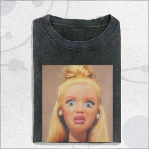 ヴィンテージウォッシュドショックドールシャツ、シュールドールフェイスTシャツ、アイロニックステートメントシャツ、レディースミームシャツ、cZ19RaNd