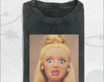 Chemise de poupée de choc délavée vintage, t-shirt visage de poupée surréaliste, chemise tendance ironique, chemise meme pour femme, cZ19RaNd