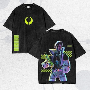 Puede incluir: Camiseta negra de gran tamaño con gráficos amarillo neón. La parte delantera presenta un diseño de círculo y la palabra "MARATHON" verticalmente. La parte trasera muestra un personaje femenino futurista con un arma, sobre rayas amarillas y negras.