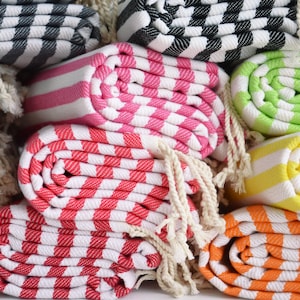 BathStyle / Beach-Bath Towel dry quickly and they're regular thickness so you can use them on the beach, in sports or while travelling.