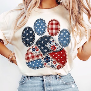 Huella de perro patriótica PNG, diseño de sublimación de huella de cachorro del 4 de julio, descarga digital de mamá perruna con bandera estadounidense, huella de patchwork patriótica retro