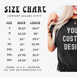 Puede incluir: Una tabla de tallas para camisetas Comfort Colors C1717, con medidas en pulgadas. Las tallas van de la S a la 4XL, detallando el ancho y el largo. La modelo mide 1,63 m y lleva la XL para un ajuste oversize. La camiseta tiene el texto "YOUR CUSTOM DESIGN".