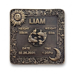 Puede incluir: Placa de bronce con el nombre "LIAM". Presenta un sol, una luna y dos peces. La placa incluye la altura (50 cm), el peso (3,6 kg), la fecha (02.26.2025) y la hora (16:20).