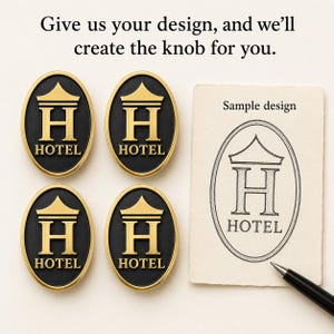 Puede incluir: Cuatro pomos ovalados con centro negro y borde dorado, con una letra H dorada y la palabra HOTEL. El texto dice: Give us your design, and we’ll create the knob for you. Se incluye un papel con un boceto etiquetado como Sample design.