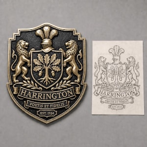 Può includere: Una placca da parete in metallo color bronzo raffigurante uno stemma con due leoni ai lati di una quercia centrale, un cimiero a forma di elmo e un nastro con la scritta HARRINGTON FORTIS ET FIDELIS EST. 1924, accanto a un disegno in bianco e nero.