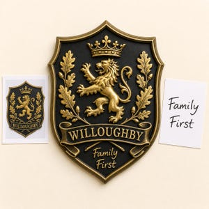 Puede incluir: Una placa de pared en forma de escudo negro y dorado con un león dorado central, una corona y detalles de hojas de roble. Una banda en el centro dice WILLOUGHBY, con el texto Family First debajo. Una impresión pequeña y una nota muestran este diseño.
