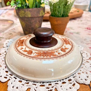 Tapa de olla de esmalte vintage de los años 70 con pomo de madera