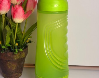 New Tupperware Lime Green Quick Quench Eco Sports 25oz Bottle with Snack Base