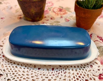 Mantequera vintage MCM Orbit con tapa, blanca y azul.