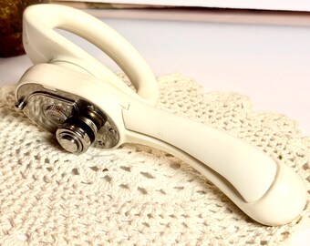 Tupperware Smooth Edge Can Opener White Manual Easy Turn Safety