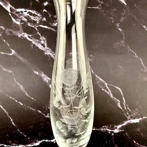 VINTAGE Okänd tillverkare klart glas Etsad rosenknoppsvas stug, viktoriansk