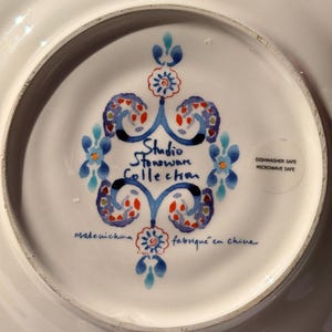 2 platos de ensalada Anthropologie de 21,5 cm (8,5 pulgadas) de gres con diseño simétrico en espiral. imagen 2