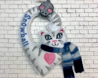 Adorno navideño de gato de fieltro personalizado: Gatito rústico con ratón