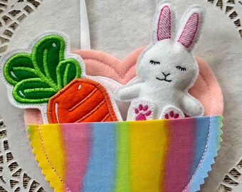 Relleno para la cesta de Pascua: Conejo de fieltro bordado, cama con forma de corazón y adorno de zanahoria.