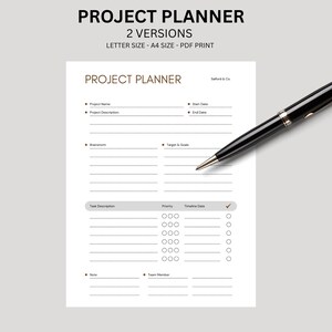 Peut inclure: Une feuille de planificateur de projet avec le titre "PROJECT PLANNER". La feuille comprend des sections pour le nom du projet, la description, les dates de début et de fin et les tâches. Un stylo noir repose sur la feuille. Le texte "2 VERSIONS" est en haut.