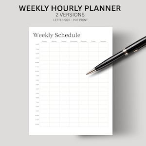 Puede incluir: Un planificador horario semanal blanco con un diseño de cuadrícula para la programación, con el texto "Weekly Schedule". Un bolígrafo negro con detalles dorados descansa sobre el planificador. La parte superior de la imagen dice "WEEKLY HOURLY PLANNER" y "2 VERSIONS LETTER SIZE - PDF PRINT."