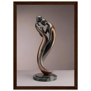 Peut inclure: Sculpture encadrée de deux figures enlacées. Les figures sont noires avec des accents cuivrés, montées sur une base ronde en marbre. Le cadre est brun foncé et le fond est d'une couleur neutre et douce.