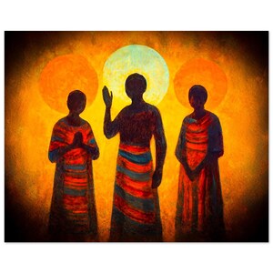 Puede incluir: Una pintura abstracta que presenta tres figuras silueteadas con túnicas largas sobre un fondo cálido y anaranjado. Cada figura está posicionada frente a una gran fuente de luz circular. Las túnicas tienen rayas coloridas.