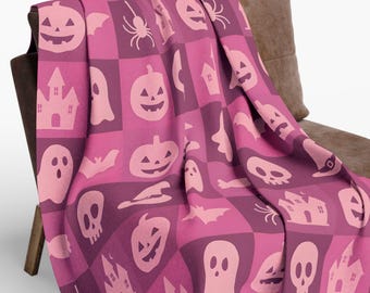 Spooky Pink Halloween Fleece Throw Blanket: Ghost & Skull Design
