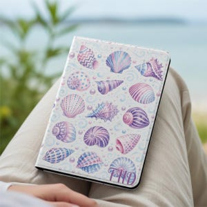 Custodia per Kindle personalizzata con motivo a conchiglia e sirena, ideale come regalo estivo per gli amanti della lettura.