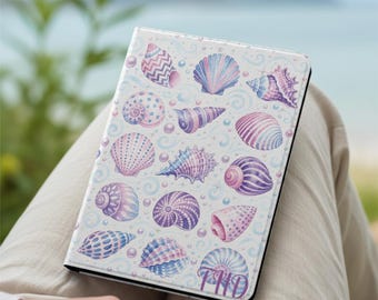 Funda para Kindle personalizada con estampado de conchas marinas y motivos de sirenas, ideal para leer este verano.
