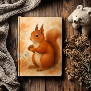 Könnte beinhalten: Ein Notizbuch mit einer lebendigen Illustration eines roten Eichhörnchens, das seine Pfoten hält, vor einem Hintergrund aus Herbstblättern. Das Cover hat eine warme Farbpalette, mit einem Teddybären und Trockenblumen in der Nähe.