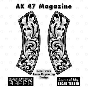 以下が含まれることがあります： AK 47マガジン用のデジタルグラフィックデザイン。黒い背景に複雑な白いスクロールワーク模様が施された2つの湾曲したパネルが特徴です。テキストには「AK 47 Magazine」、「Scrollwork Laser Engraving Design」、「Instant Download」、「Laser Cut Files EZCAD TESTED」と書かれています。