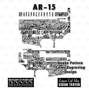 Op de afbeelding: Zwart-wit AR-15 ontwerp met een slangenpatroon, geschikt voor lasergraveren. De afbeelding bevat de tekst "AR-15", "Snake Pattern Laser Engraving Design", "Instant Download" en "Laser Cut Files EZCAD TESTED".