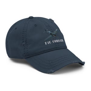 Könnte beinhalten: Marineblaue Baseballkappe mit Used-Look, mit einer Illustration eines Vintage-Flugzeugs und dem Text "F4U CORSAIR" in Weiß. Die Kappe hat einen vorgewaschenen Look mit ausgefransten Kanten.