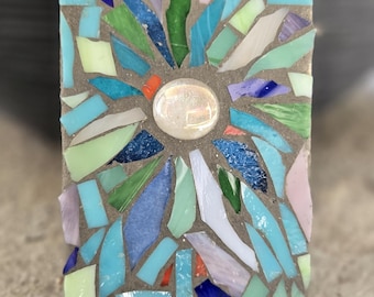 Mosaikwandkunst, mehrfarbige Gartendekoration, blau-grüne Buntglas-Akzentfliesen