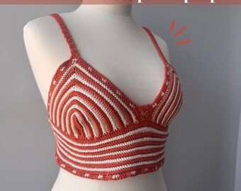 Puede incluir: Top corto de crochet a rayas coral y blancas. El top presenta un diseño de cuello en V y tirantes finos. El texto "Crochet Coral Stripes Crop Top" se muestra en la parte superior de la imagen, con el nombre "Islena" en la parte inferior.