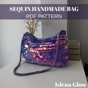Könnte beinhalten: Eine handgefertigte Paillettentasche mit geflochtenem Riemen. Die Tasche ist mit schillernden lila Pailletten bedeckt, die rosa und gelbe Farbtöne reflektieren. Der Text "SEQUIN HANDMADE BAG PDF PATTERN" wird über der Tasche angezeigt. Der Markenname "Islena Glow" steht unten.