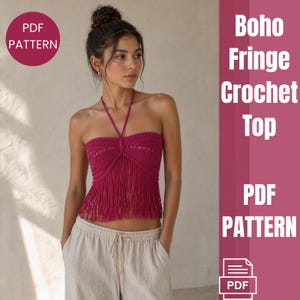 Op de afbeelding: Een magenta Boho Fringe gehaakte top met een halternek en franjedetail. De afbeelding bevat ook de tekst "PDF PATTERN".