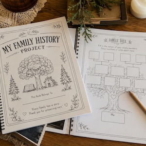 Könnte beinhalten: Ein spiralgebundenes Familienchronik-Projektbuch mit weißem Einband, das eine schwarze Tuschezeichnung eines Baumes, eines Hauses und eines offenen Buches zeigt. Der Text lautet My Family History Project, This Book Belongs To und Every family has a story.