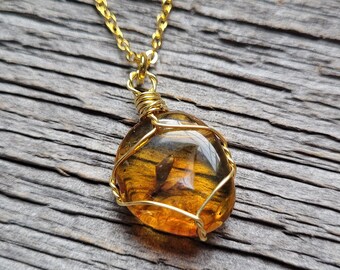 Amber pendant necklace in brass