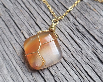 Orange Agate pendant necklace in brass