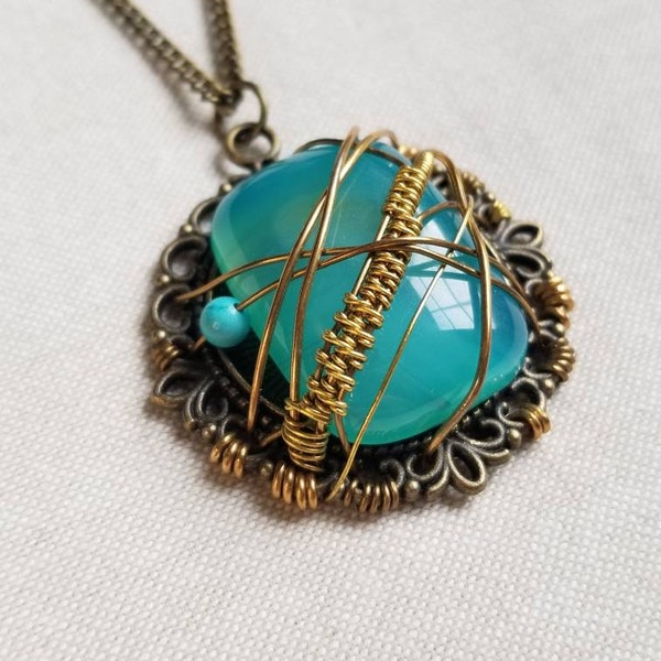 Collier pendentif camée enroulé d'agate bleue et de turquoise