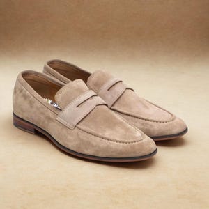 Mocassins de camurça bege feitos à mão | Sapatos masculinos clássicos estilo penny slip-on | Calçados elegantes para festas e ocasiões casuais