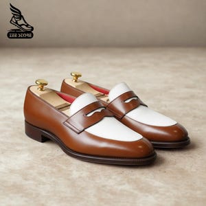 Handgjorda tvåfärgade pennyloafers i läder: bruna och vita slip-ons