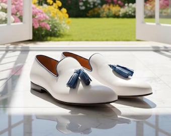 Handgemaakte witte leren loafers met kwastjes: instappers voor heren met blauwe accenten