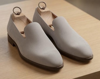 Mocasines de cuero gris claro hechos a mano para hombre, zapatos de vestir sin cordones, mocasines de boda, mocasines formales, zapatos de lujo hechos a medida.