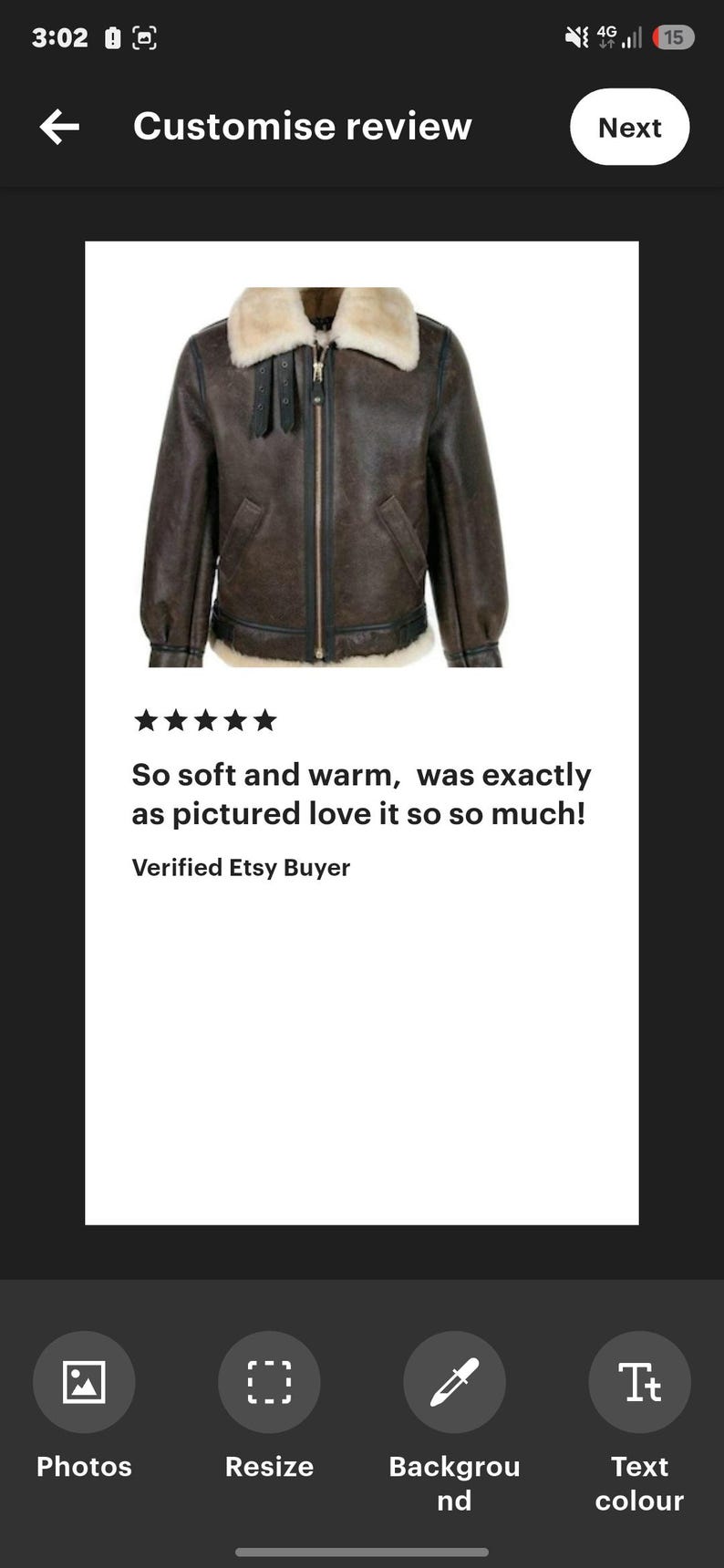 K&ouml;nnte beinhalten: Eine dunkelbraune Lederjacke mit einem cremefarbenen Lammfellkragen und Innenfutter. Die Jacke verf&uuml;gt &uuml;ber einen zentralen Rei&szlig;verschluss, zwei Seitentaschen sowie schwarze Lederbesatzdetails entlang der N&auml;hte und an den &Auml;rmelb&uuml;ndchen.
