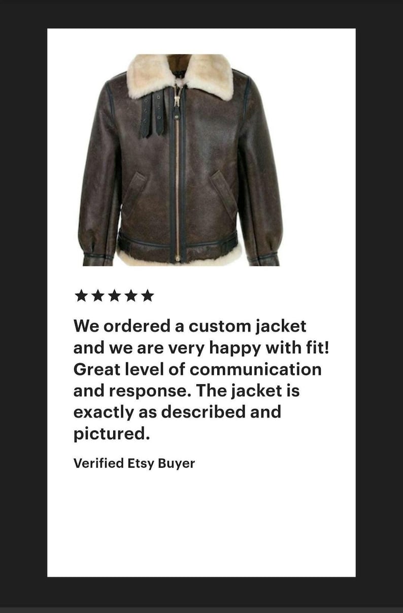 K&ouml;nnte beinhalten: Eine dunkelbraune Lederjacke mit einem cremefarbenen Lammfellkragen, einem zentralen Rei&szlig;verschluss und zwei schwarzen Lederriemen mit Schnallen am Hals. Die Jacke hat lange &Auml;rmel und einen am unteren Rand sichtbaren Lammfellsaum.